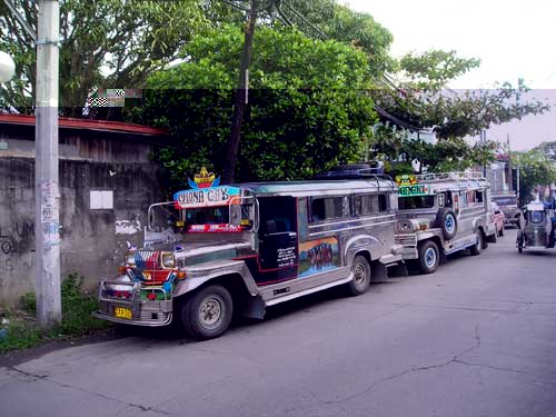 Jeepneys parkerade utefter gatan